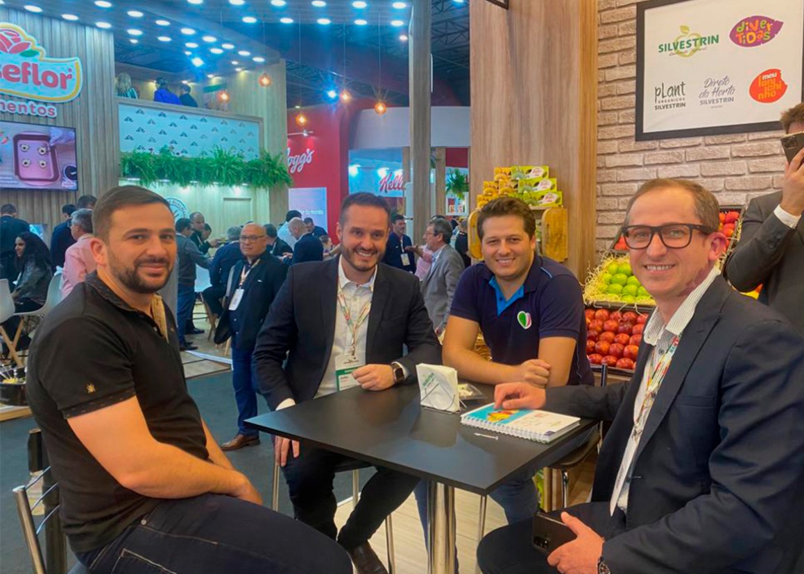 Lucas Zibetti Loss, Sócio Diretor (camiseta polo) visitando Stand do parceiro Silvestrin 